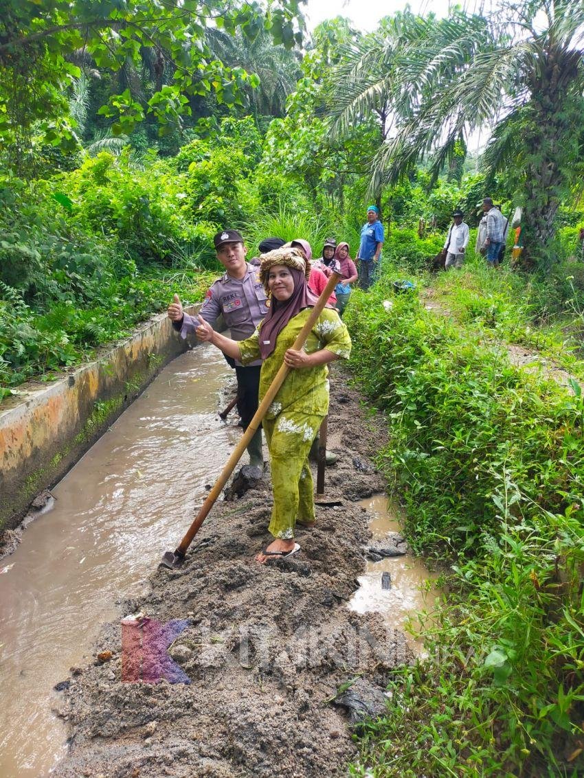 Saluran Irigasi Rusak, Bhabinkamtibmas Polsek Batunadua Gotong Royong Bersama Masyarakat