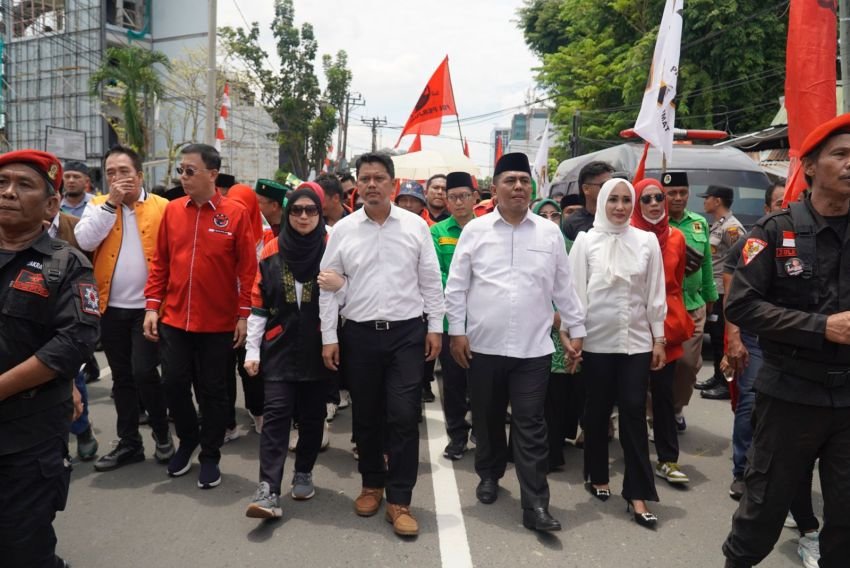 Prof Ridha-Rani Jalan dari Tugu SIB Menuju KPU Medan