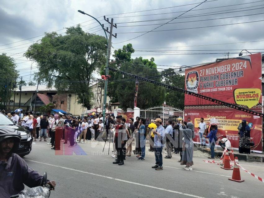 Ratusan Massa Pendukung Bobby-Surya Padati Halaman Depan KPU Sumut