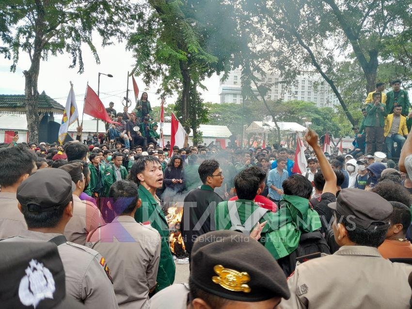 Luapkan Kemarahan, Mahasiswa Bakar Ban Bekas di Depan Gedung Dewan