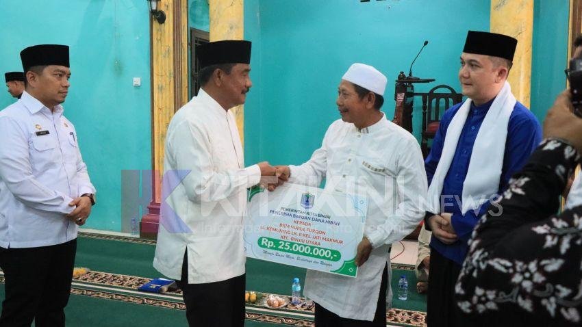Wali Kota Serahkan Dana Hibah Kepada Dua Masjid di Binjai Utara