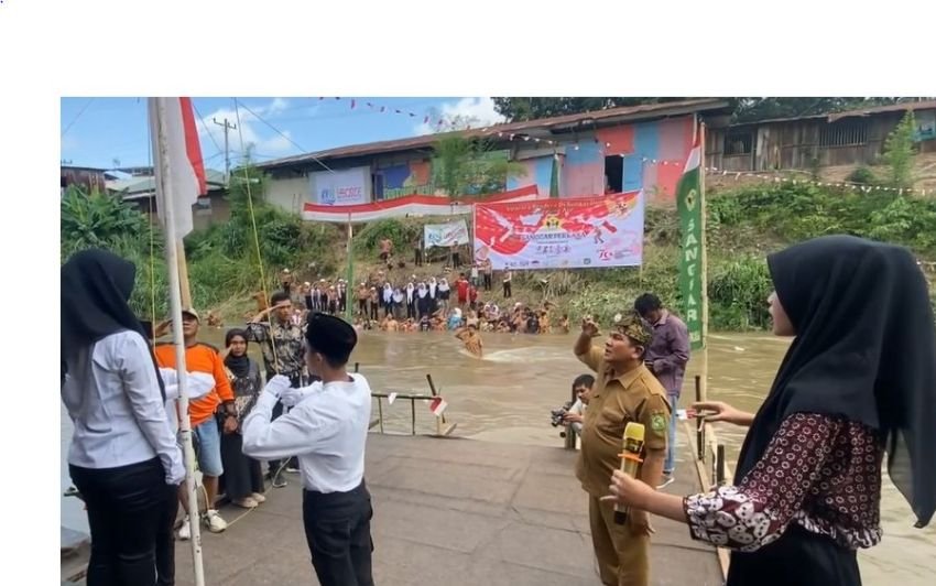 Penduduk Kampung Aur Medan Upacara Bendera di Sungai Deli