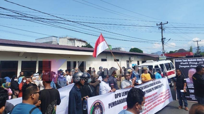 Serukan Penangkapan Aktor Intelektual Kasus ADD, Ratusan Warga Datangi Kajari Padangsidimpuan