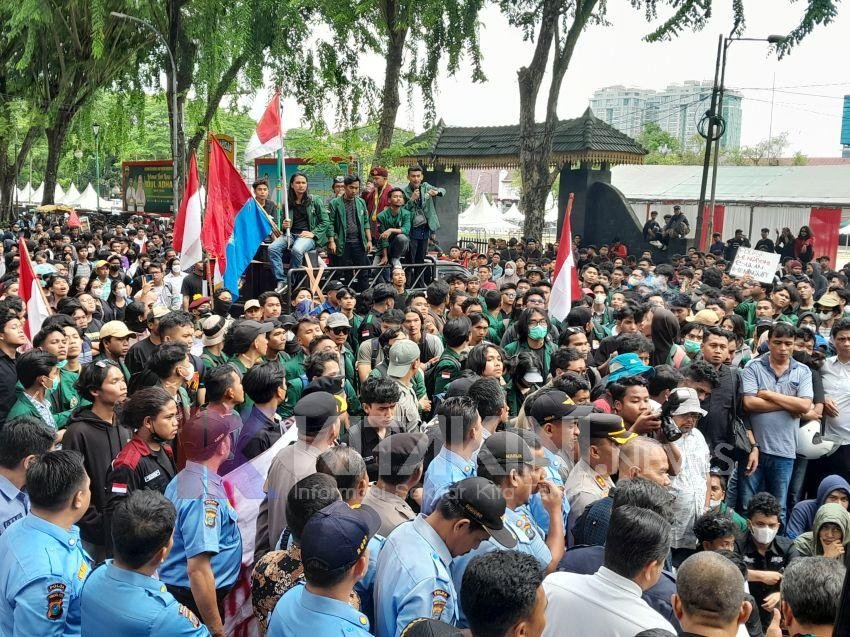 Ratusan Mahasiswa Tolak Revisi UU Pilkada dan Politik Dinasti Geruduk DPRD Sumut