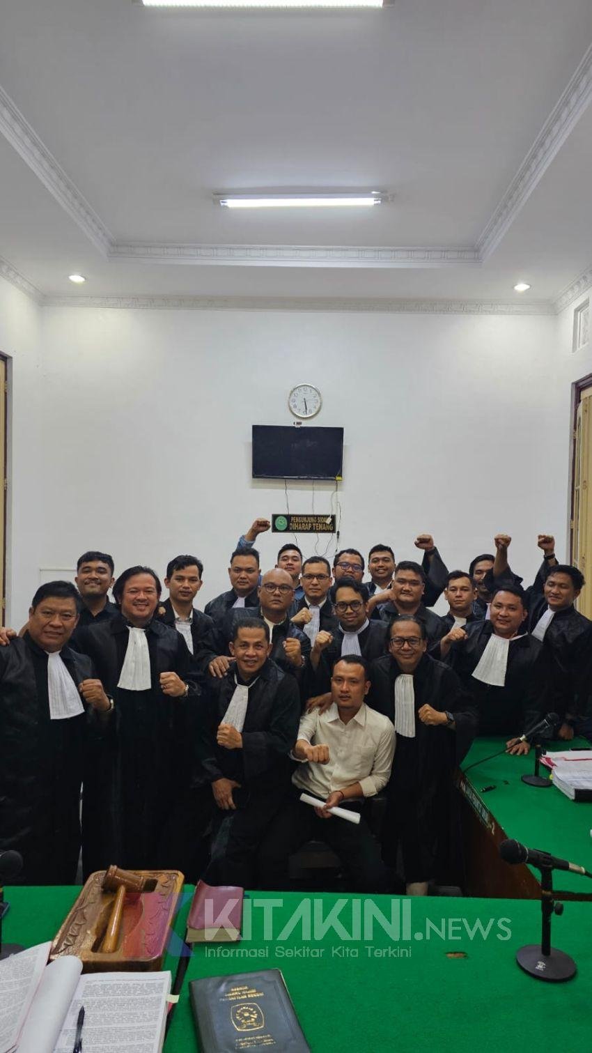 Dukung Louis Jauhari, Puluhan Advokat Penuhi Ruang Sidang