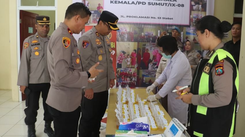 Berikan Contoh ke Anggota, Kapolres Langkat dan PJU Tes Urine