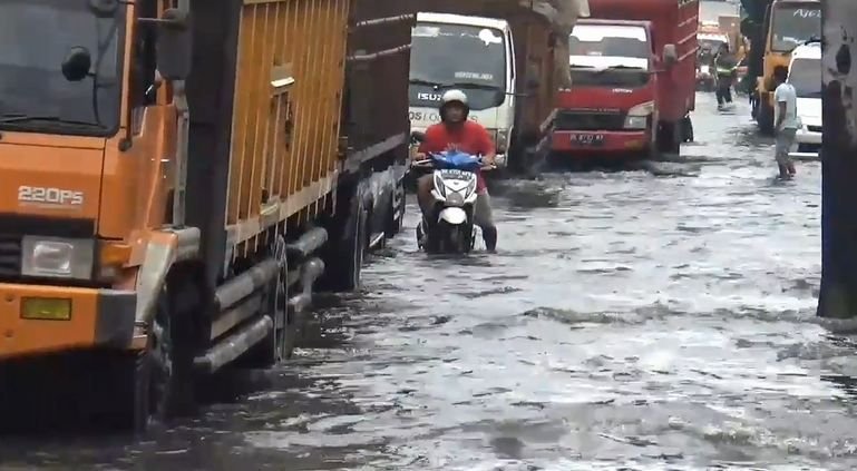 Diguyur Hujan Deras Sejak Siang Hingga Sore, Ruas Jalan di Kota Medan Terendam Banjir