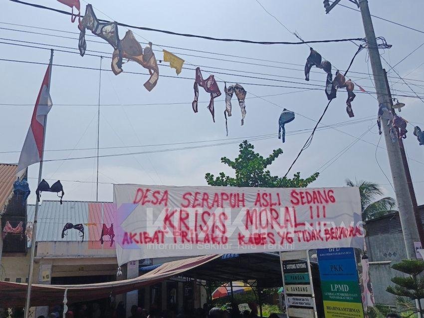Ratusan Warga Serapuh Asli Usir Oknum Kades Dari Kantornya