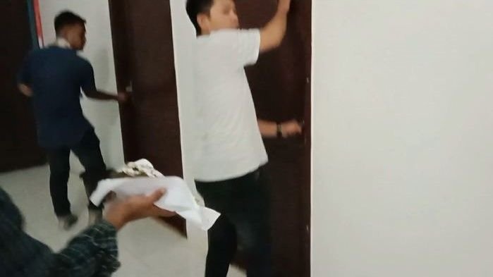 Mahasiswa Lempari Kantor Dinas PMD Asahan dengan Kotoran Hewan