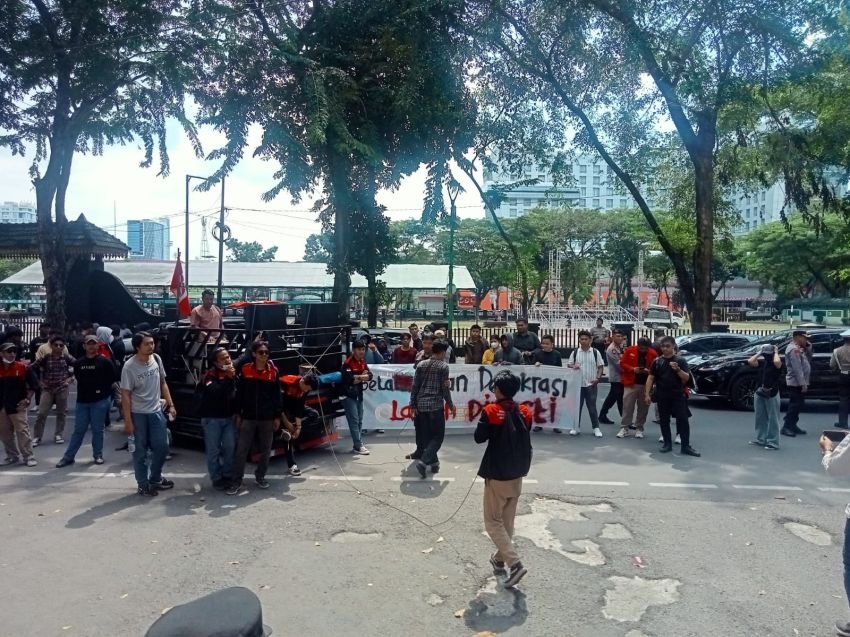 Geruduk Gedung DPRD Sumut, Massa GMNI Medan Teriakkan Lawan Politik Dinasti