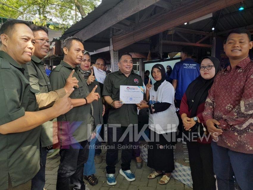Tim Advokasi Hukum Pasti Bobby Sumut Berikan Sertifikat Penghargaan Kepada Masyarakat