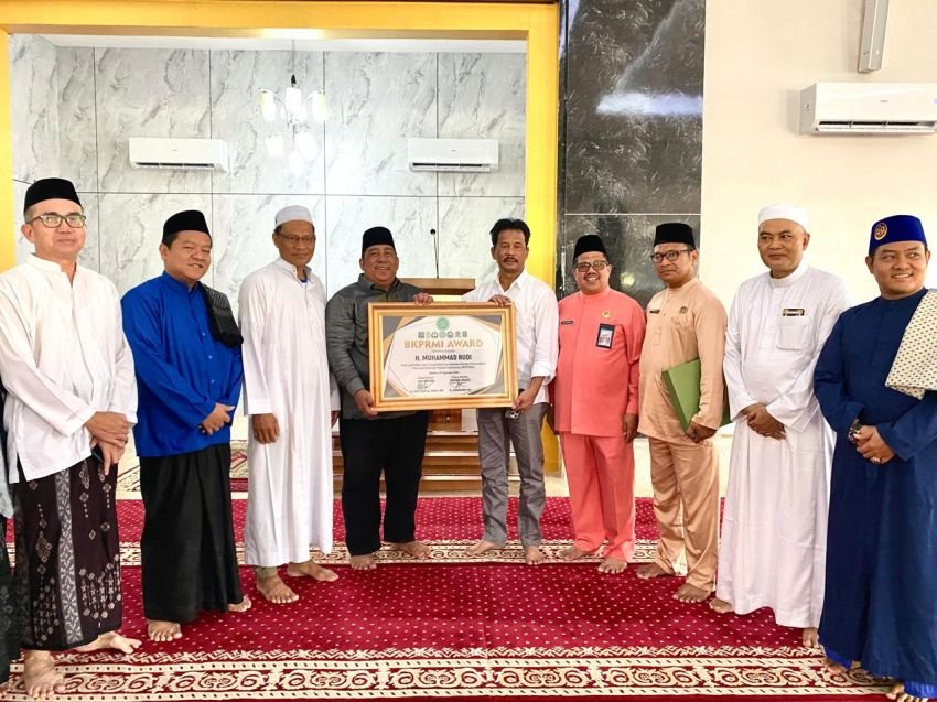 Said Aldi Al Idrus Berikan Anugerah BKPRMI Award Kepada Ketua DMI Kepri H Muhammad Rudi