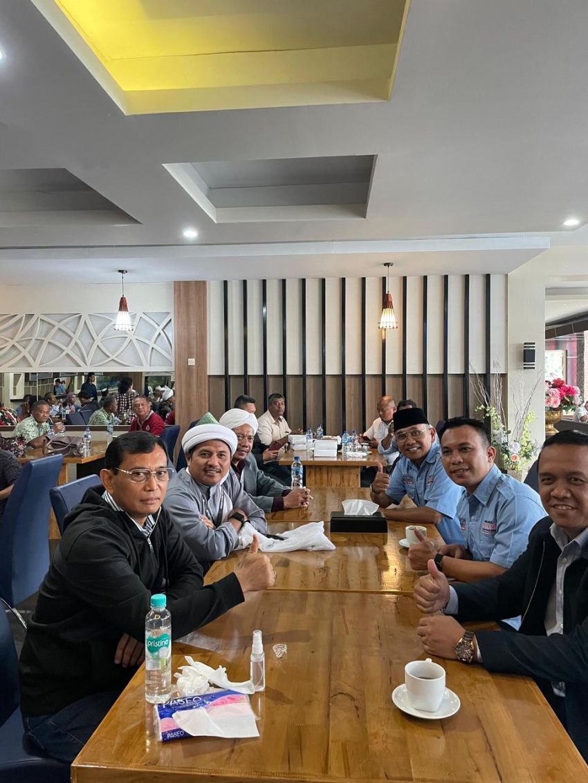Ribuan Pendukung Anton-Benny Tertib Hantarkan Paslon ke KPU untuk Cabut Nomor Urut