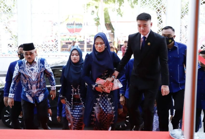 Dilantik Kedua Kalinya Sebagai Anggota DPRD Sumut, Ricky Anthony Masih Setia Gandeng Ibunda Tercinta