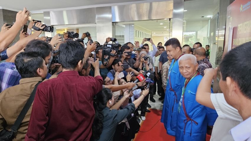 Pemeriksaan Kesehatan, Bobby Nasution : Nanti Saya Pegang-pegangan dengan Pak Surya