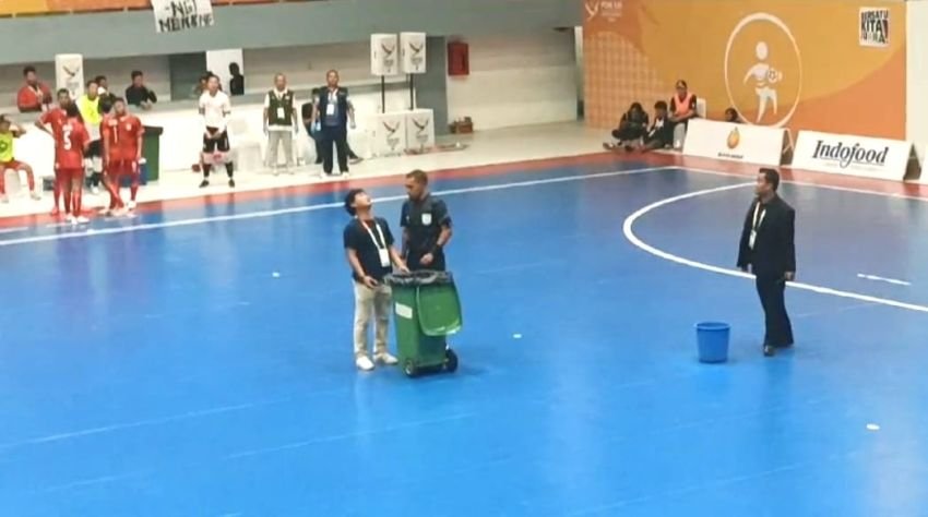 Atap GOR Futsal PON Bocor, Laga Sumut vs DKI Jakarta Dihentikan Sementara