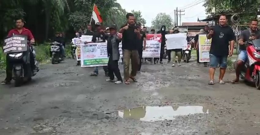 Ricuh, Ratusan Warga Empat Kecamatan di Asahan Tutup Jalan Rusak