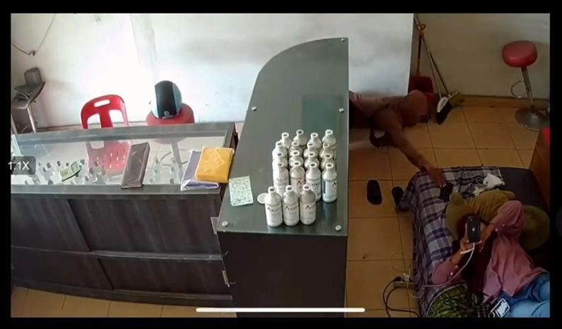 Sambil Merangkak, Pencuri Ambil Handphone Milik Karyawan Toko
