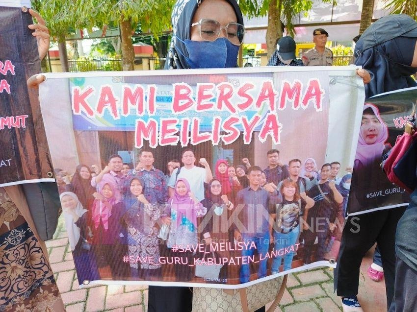 Puluhan Guru Gelar Aksi Solidaritas Untuk Meilisya di Depan Polres Langkat