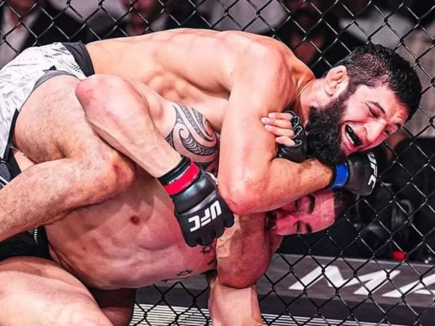 Topuria Kalahkan Holloway, Chimaev Menang Cepat atas Whittaker di UFC 308