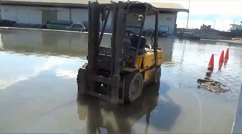 Banjir Rob Lumpuhkan Aktivitas Bongkar Muat di Pelabuhan Belawan