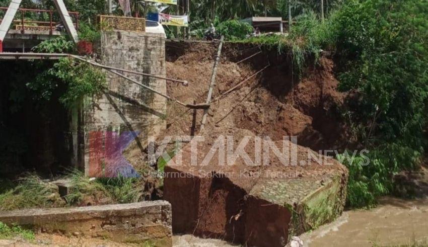 Rawan Ambruk, Dinding Penahan Jembatan Sihitang Padangsidimpuan Roboh Sebelah