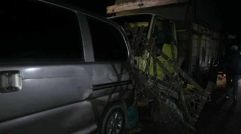 Diduga Kurang Konsentrasi, Truk Tabrak Lima Mobil dan Satu &lsquo;Kreta&rsquo;
