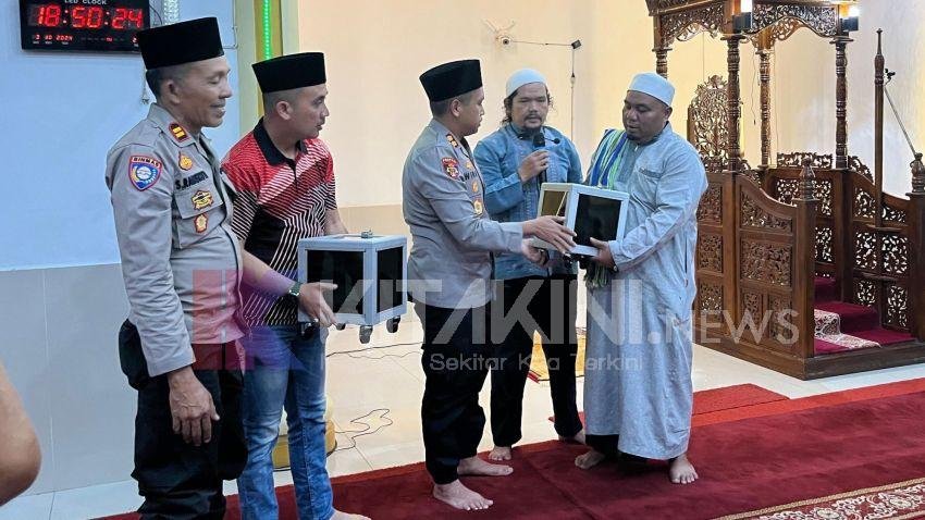 Kapolres Padangsidimpuan Ganti Kotak Amal Masjid Syech Islam Maulana