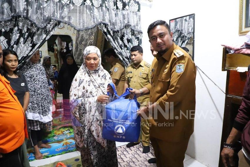 Plt. Walikota Binjai Serahkan Bantuan Korban Banjir di 2 Kelurahan