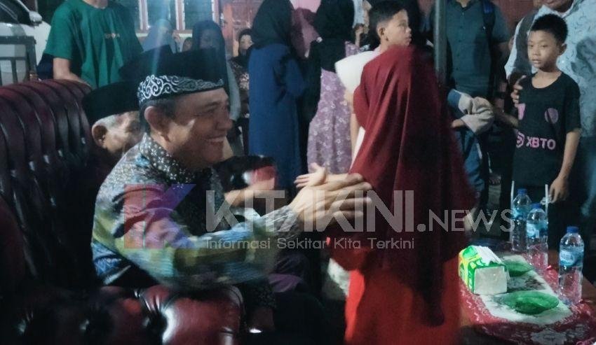 Tak Berjarak, Hapendi-Gempar Dikerumuni Anak-anak di Kelurahan Bincar