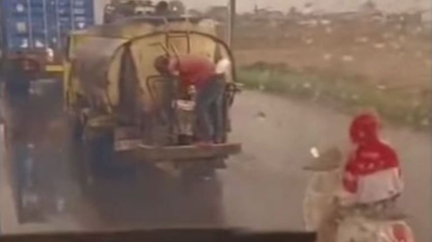 Video Viral Aksi Bajing Loncat Curi Minyak Goreng dari Mobil Tangki