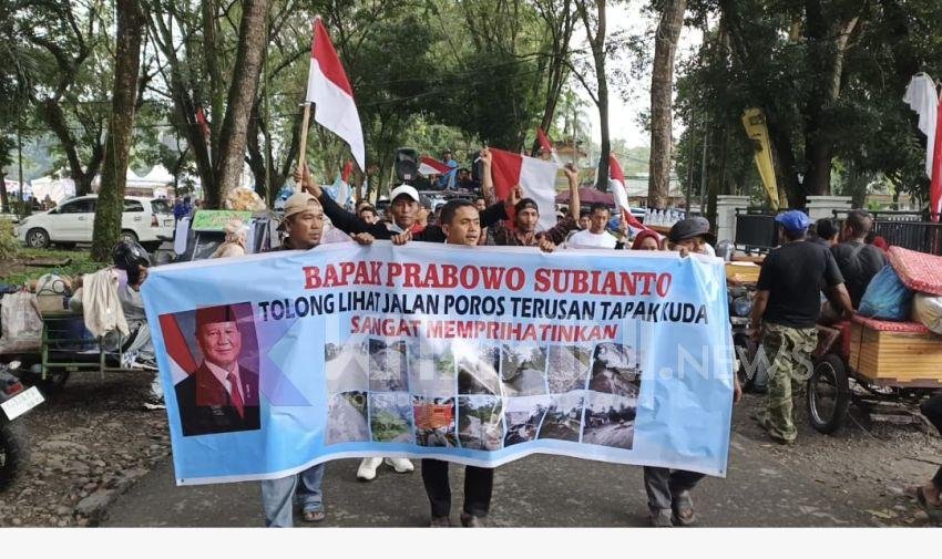 Puluhan Tahun Jalan Tak Diaspal, Masyarakat Tj Pura Geruduk DPRD Langkat
