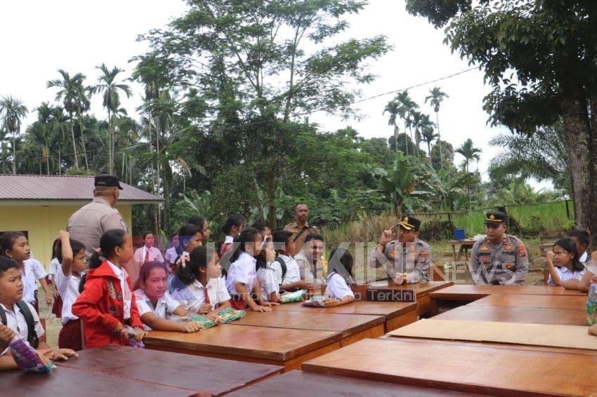 Kapolres Langkat Beri Bantuan Meja, Kursi dan Papan Tulis ke SDN 056427
