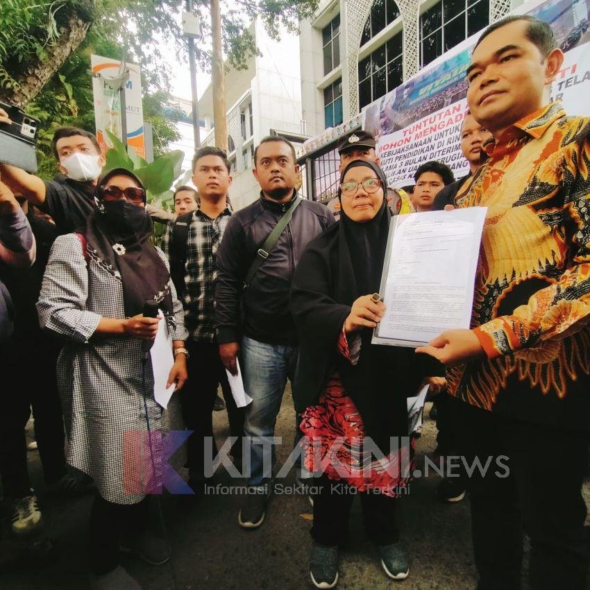 Puluhan Korban Casis TNI Aksi di DPRD Sumut