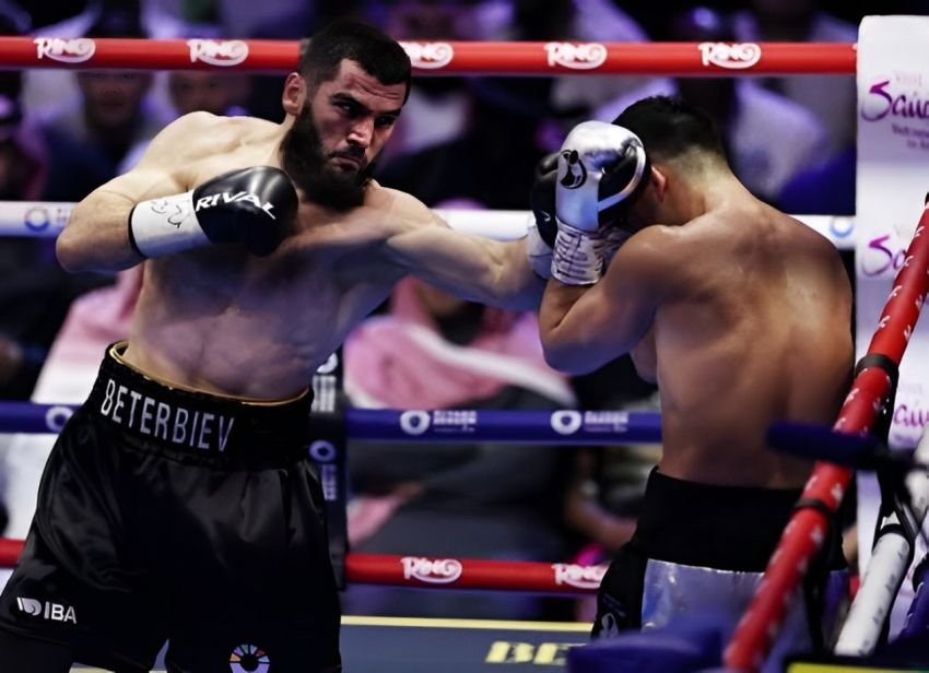 Bivol Kalahkan Beterbiev, Rebut Takhta Juara dan Buka Peluang Trilogi