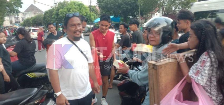 KONI Siantar Berbagai Takjil Gratis di Adam Malik