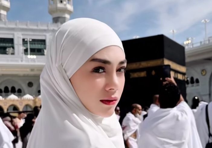 Umrah Perdana, Tangis Celine Evangelista&nbsp;Langsung Pecah