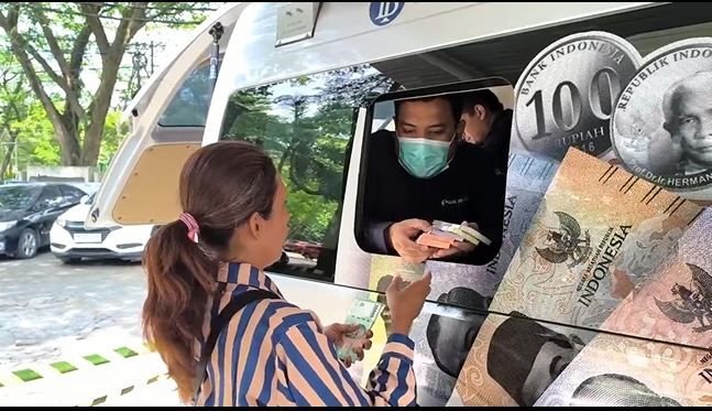 Ratusan Warga Antre Tukar Uang untuk Hari Raya di Pekanbaru