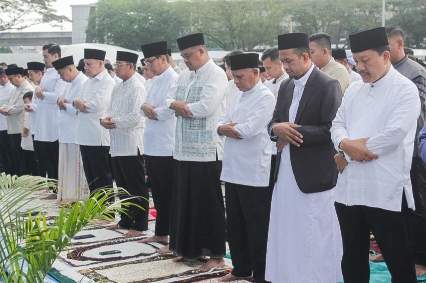 Rico Waas Bersama Ribuan Masyarakat Salat Ied di Lapangan Merdeka