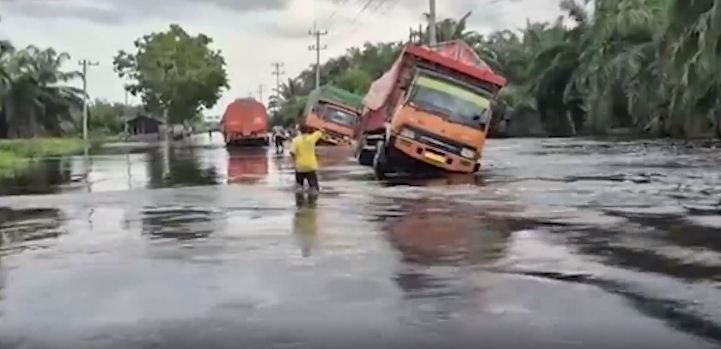 Banjir Genangi Jalas Lintas Timur Sumatera, Lalulintas Macet 3 Km