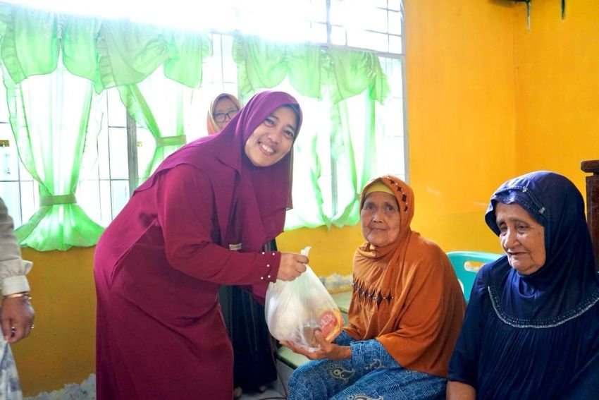 Endang Kurniasih Salurkan Paket Sembako di 3 Kecamatan di Langkat