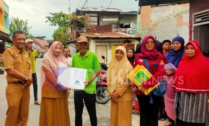 Disdukcapil Langkat Serahkan Berkas Administrasi Kependudukan Korban Kebakaran
