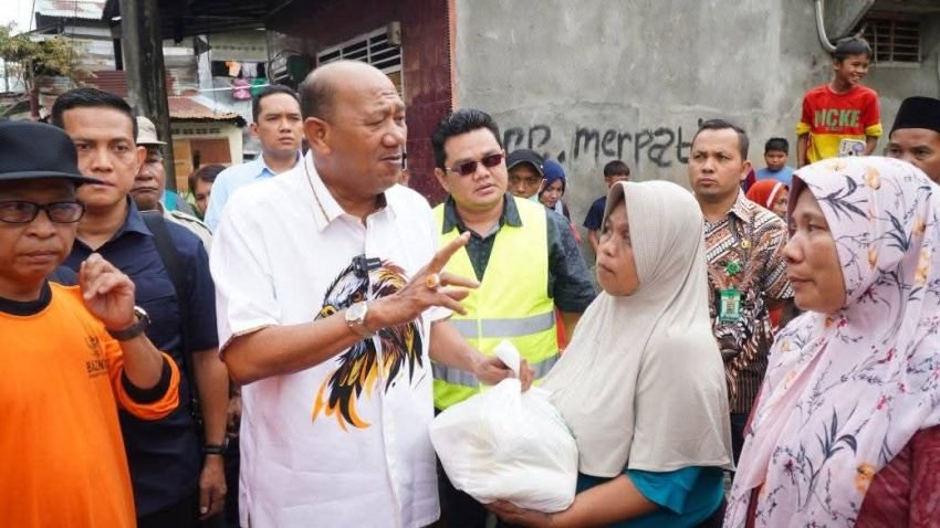 Bupati Langkat Ondim Serahkan Bantuan dan akan Rehabilitasi Rumah Korban Kebakaran di Brandan