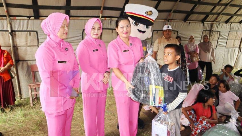 Peduli Korban Banjir, Polres Padangsidimpuan Salurkan Bantuan Seragam Sekolah