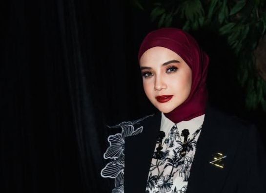 Zaskia Sungkar Jahit Sendiri Baju Lebaran