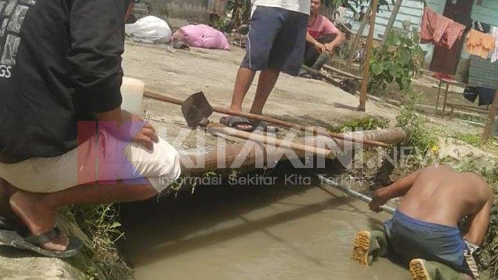 Warga Parbebsi Siantar Gotong Royong Bersihkan Saluran Irigasi