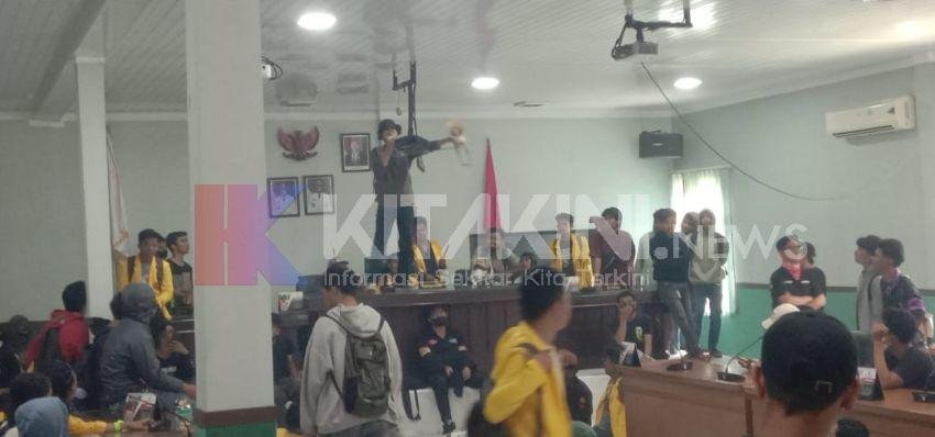 Demo Tolak UU TNI di Siantar, Mahasiswa Duduki Gedung DPRD