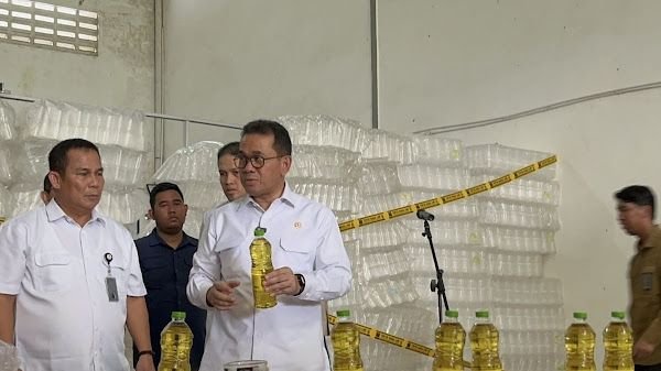 &ldquo;Bermain&rdquo; Dengan Takaran, Mendag Segel Pabrik Distributor Minyakita di Karawang