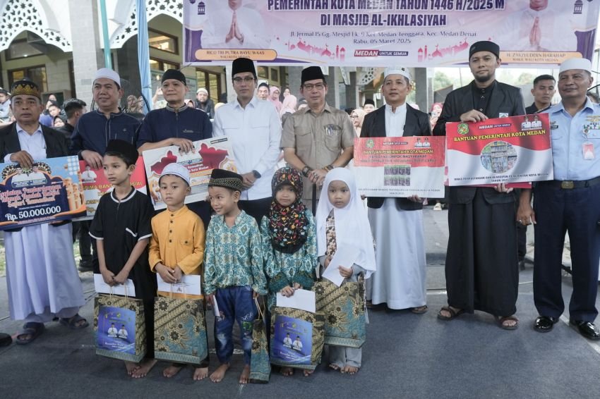 Safari Ramadan Perdana Rico Waas: Perkuat Silaturahmi, Berbagi Berkah di Masjid Ikhlasiyah