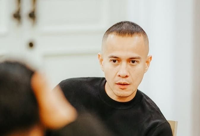 Herjunot Ali Dikasih Jimat Berisi Daun dan Kertas